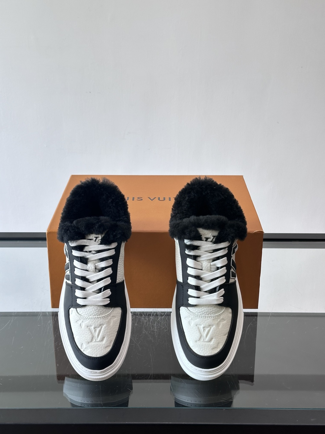 lv男士🫏毛绒板鞋，低帮设计，鞋面拼接牛皮革+毛绒，内衬柔软毛绒，秋冬穿超暖！鞋侧品牌标志，简约又有辨识