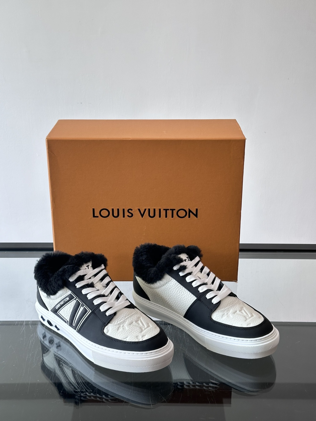 lv男士🫏毛绒板鞋，低帮设计，鞋面拼接牛皮革+毛绒，内衬柔软毛绒，秋冬穿超暖！鞋侧品牌标志，简约又有辨识