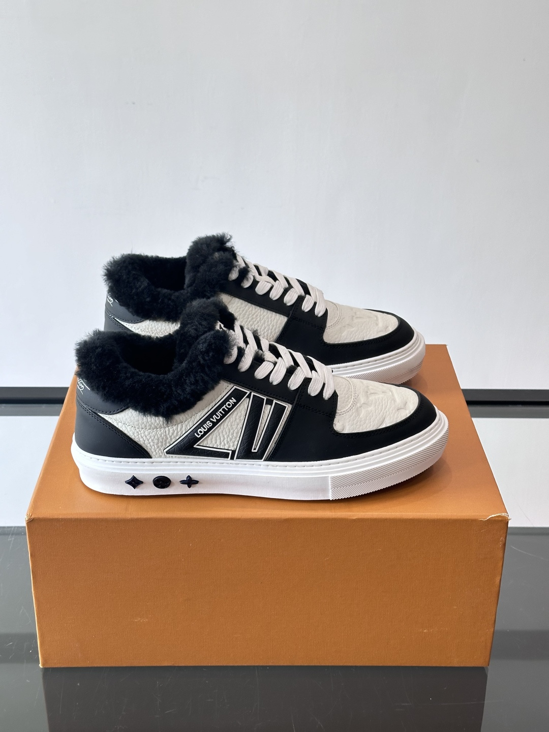 lv男士🫏毛绒板鞋，低帮设计，鞋面拼接牛皮革+毛绒，内衬柔软毛绒，秋冬穿超暖！鞋侧品牌标志，简约又有辨识