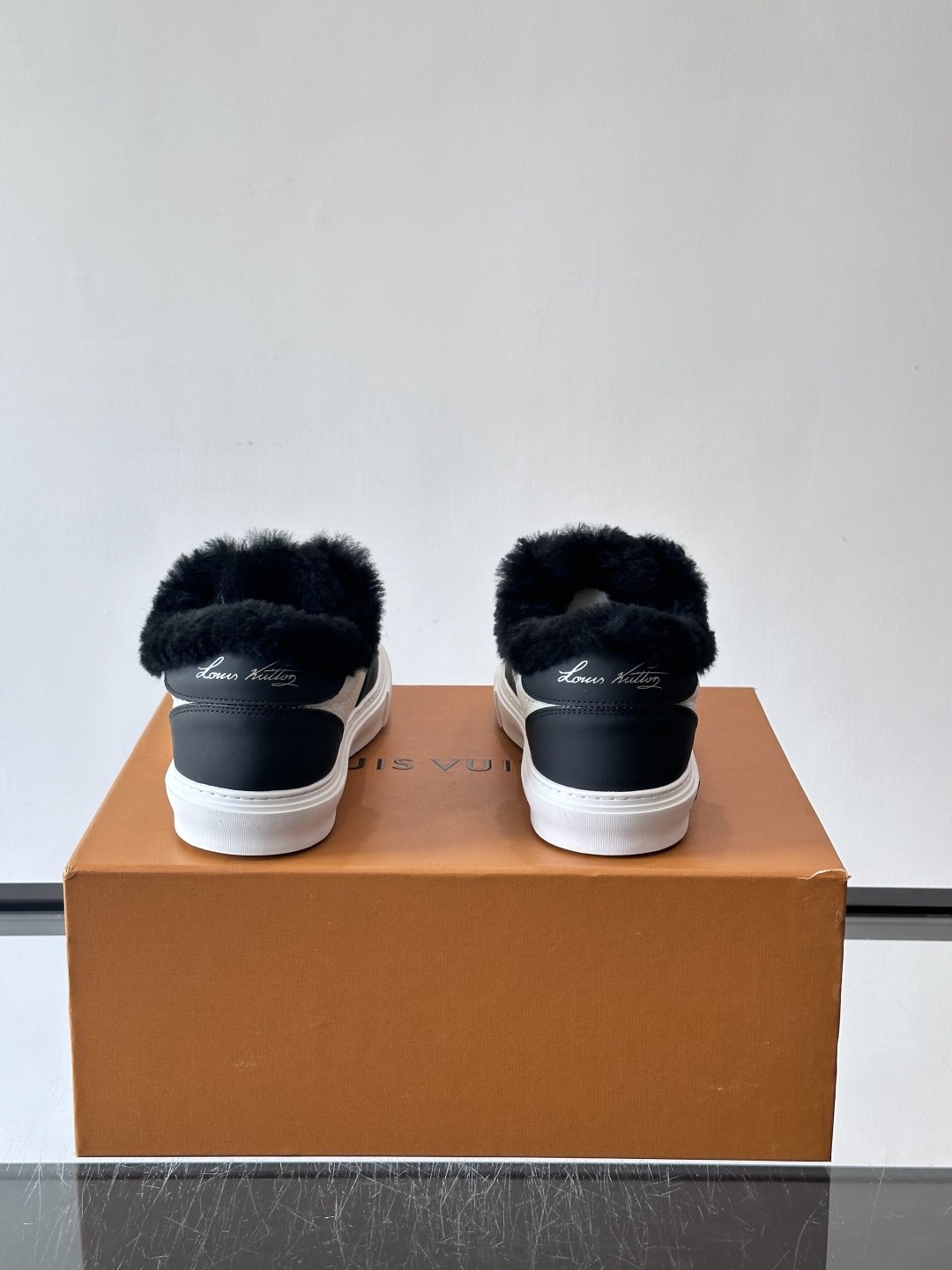 lv男士🫏毛绒板鞋，低帮设计，鞋面拼接牛皮革+毛绒，内衬柔软毛绒，秋冬穿超暖！鞋侧品牌标志，简约又有辨识