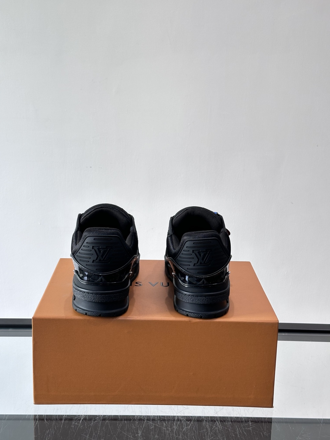 驴家 新配色 trainer运动鞋，本款 LV Trainer 运动鞋取材柔软粒面小牛皮，呈现纯净色调，