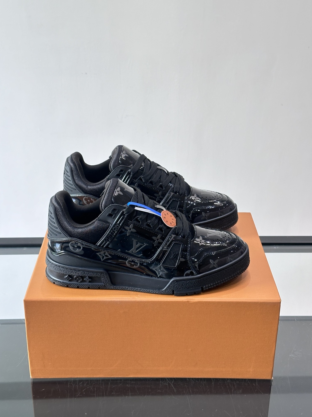 驴家 新配色 trainer运动鞋，本款 LV Trainer 运动鞋取材柔软粒面小牛皮，呈现纯净色调，