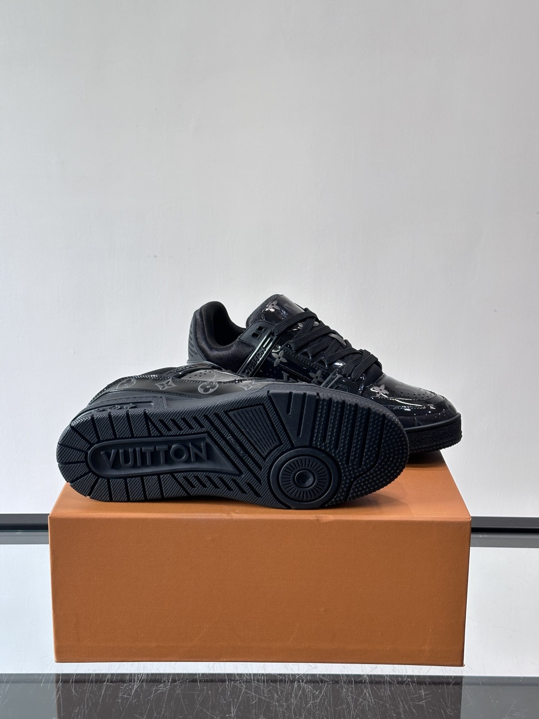 驴家 新配色 trainer运动鞋，本款 LV Trainer 运动鞋取材柔软粒面小牛皮，呈现纯净色调，