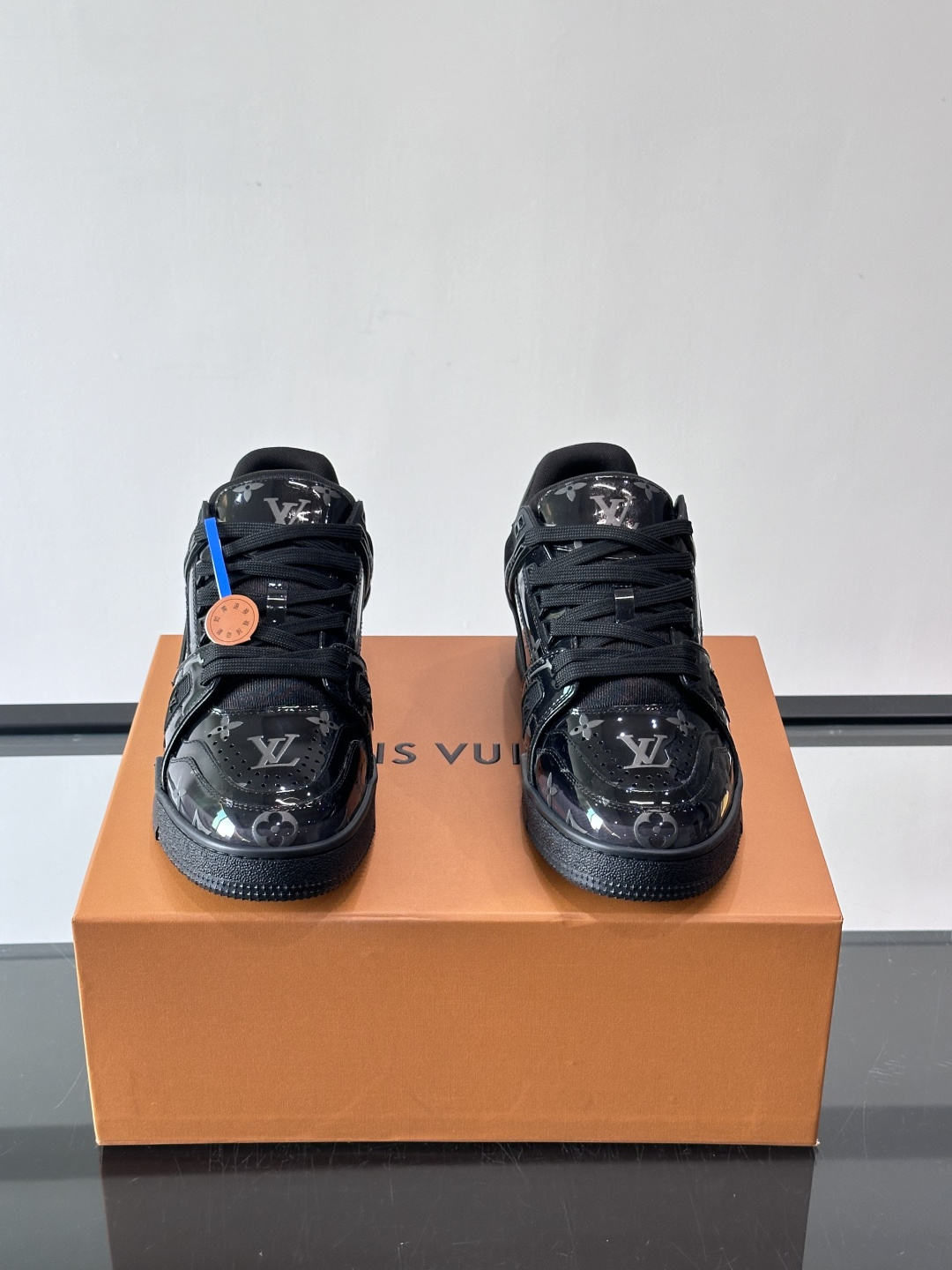 驴家 新配色 trainer运动鞋，本款 LV Trainer 运动鞋取材柔软粒面小牛皮，呈现纯净色调，