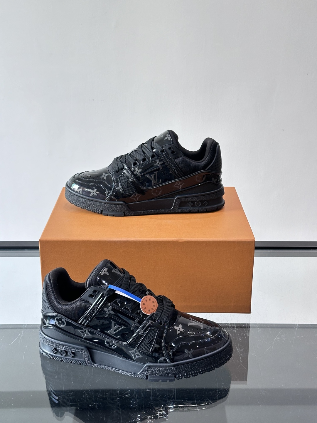 驴家 新配色 trainer运动鞋，本款 LV Trainer 运动鞋取材柔软粒面小牛皮，呈现纯净色调，