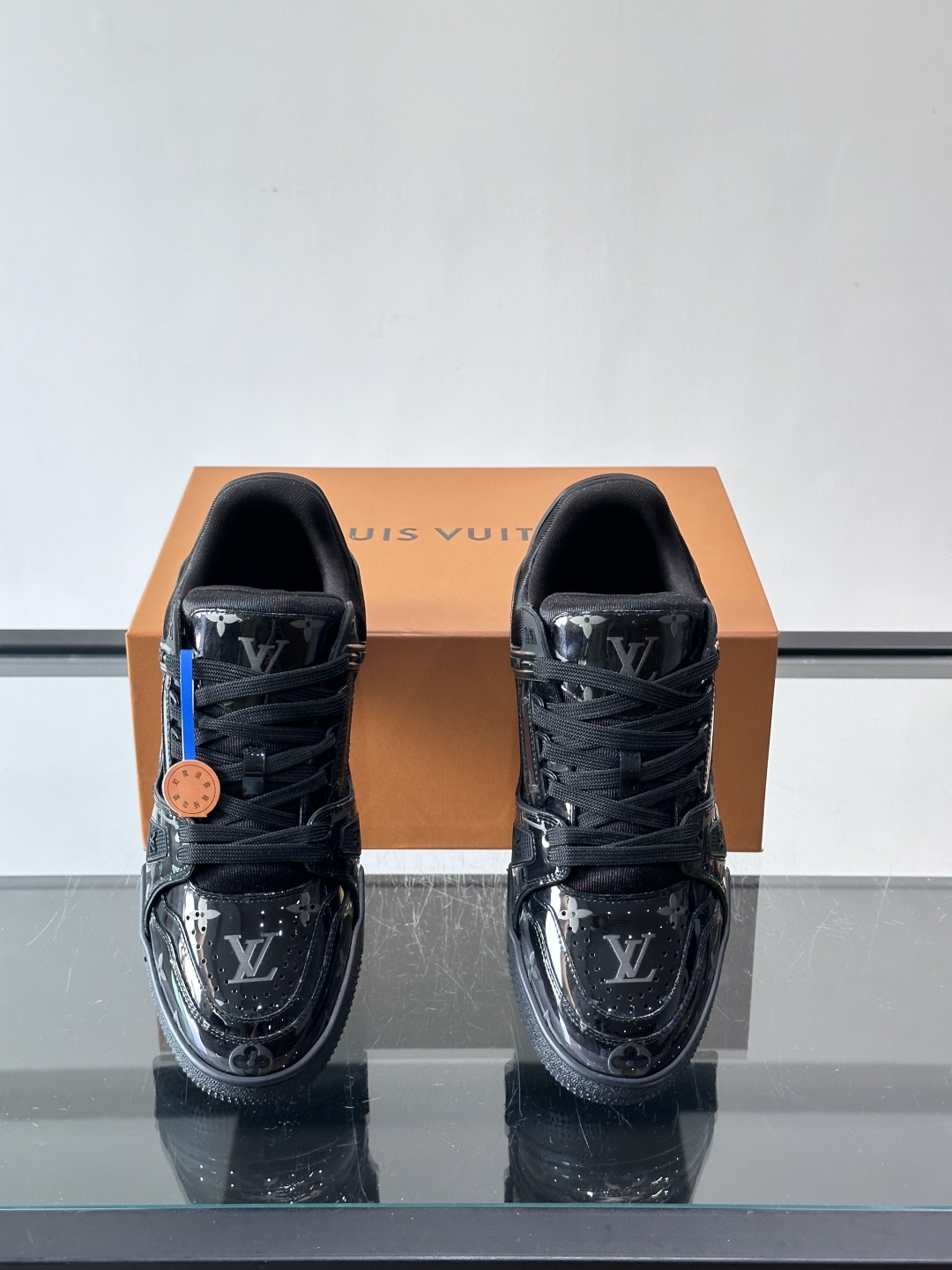 驴家 新配色 trainer运动鞋，本款 LV Trainer 运动鞋取材柔软粒面小牛皮，呈现纯净色调，