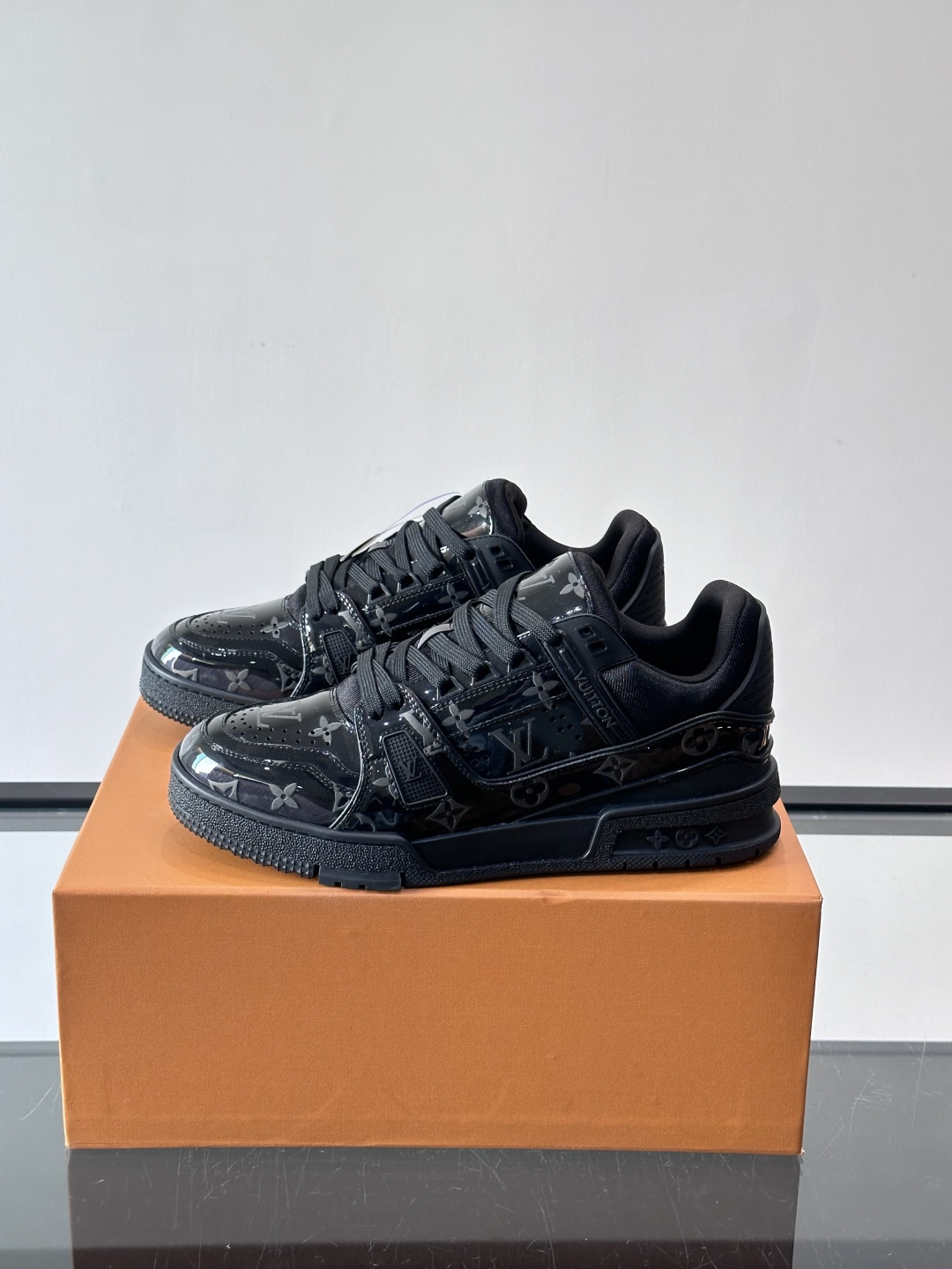 驴家 新配色 trainer运动鞋，本款 LV Trainer 运动鞋取材柔软粒面小牛皮，呈现纯净色调，