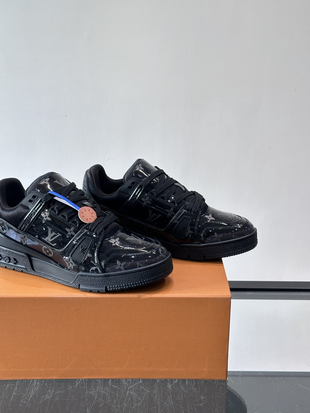 驴家 新配色 trainer运动鞋，本款 LV Trainer 运动鞋取材柔软粒面小牛皮，呈现纯净色调，