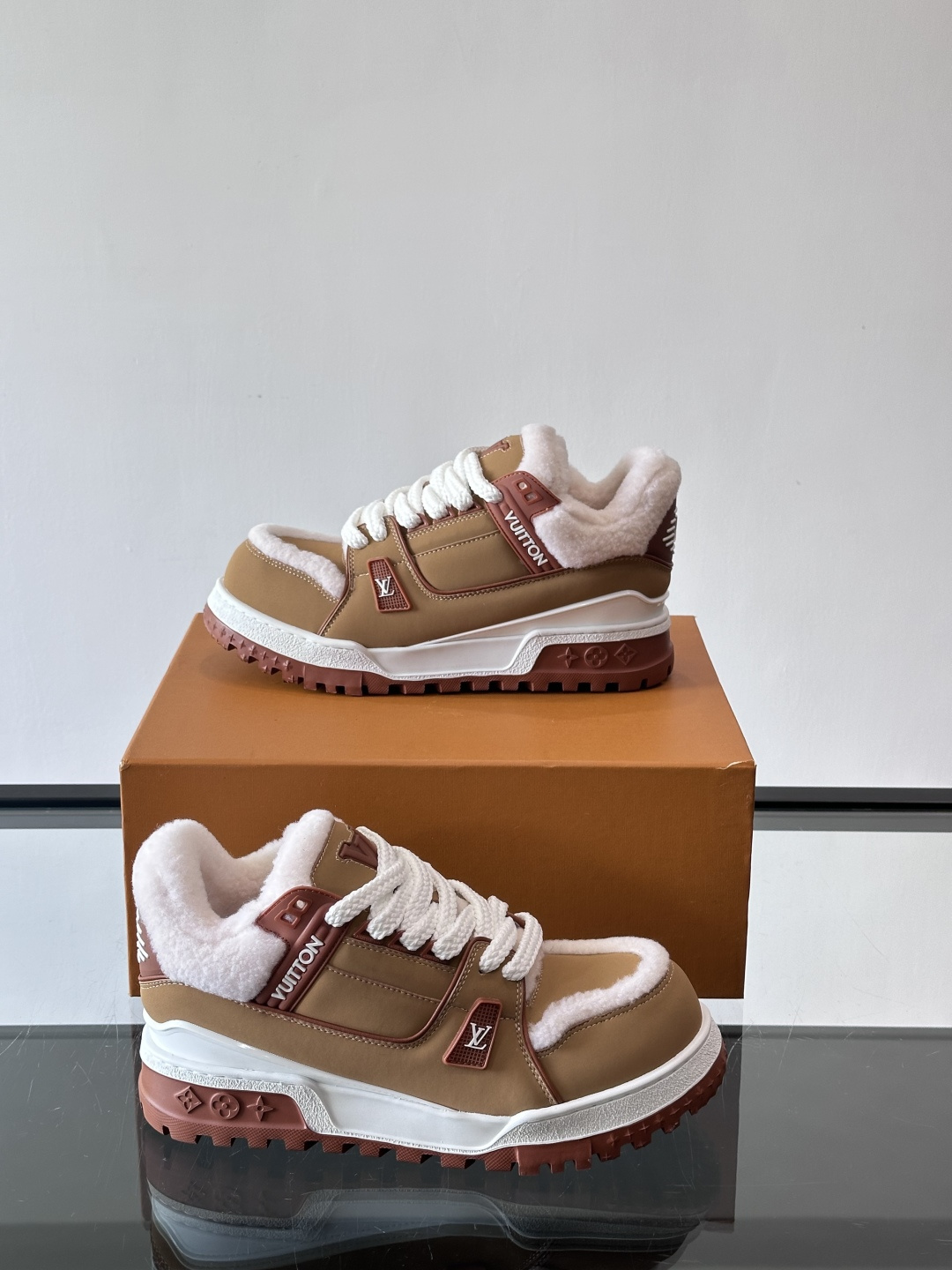 LV SKI 系列羊羔毛胖丁鞋SLV 2026 SKI滑雪系列Trainer Maxi，因圆润外形被昵称