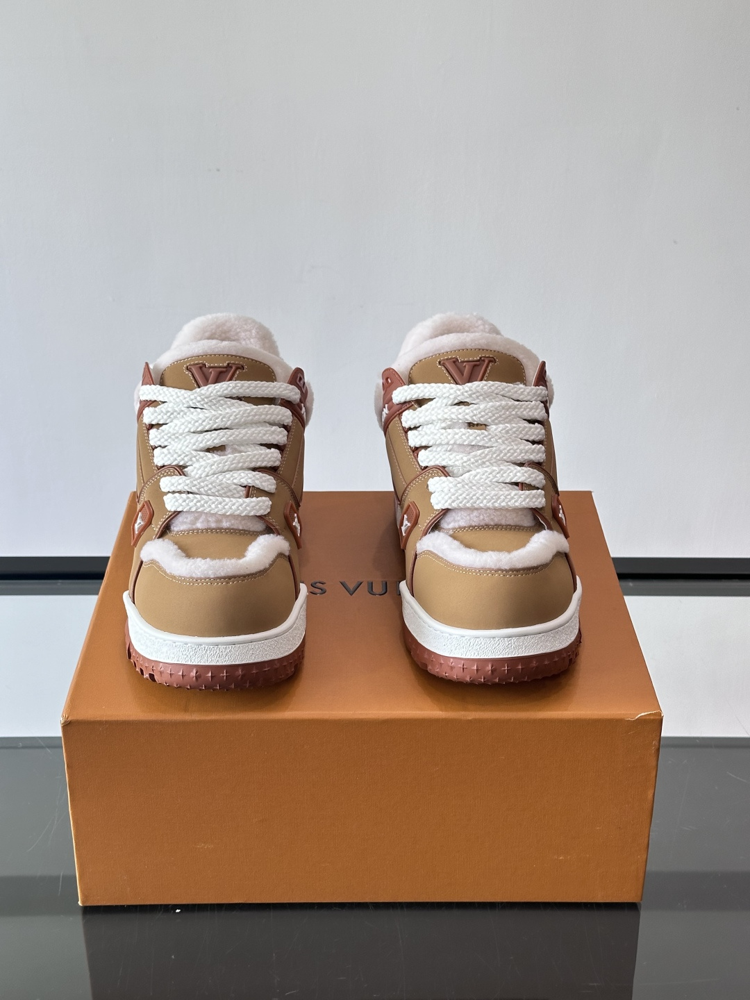 LV SKI 系列羊羔毛胖丁鞋SLV 2026 SKI滑雪系列Trainer Maxi，因圆润外形被昵称