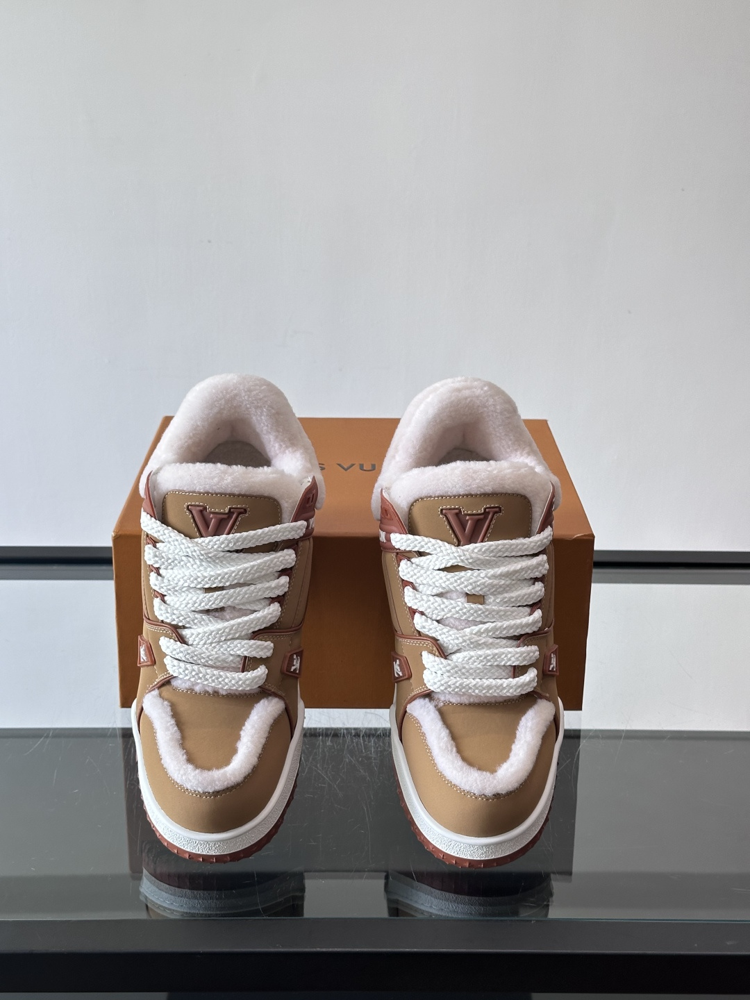 LV SKI 系列羊羔毛胖丁鞋SLV 2026 SKI滑雪系列Trainer Maxi，因圆润外形被昵称