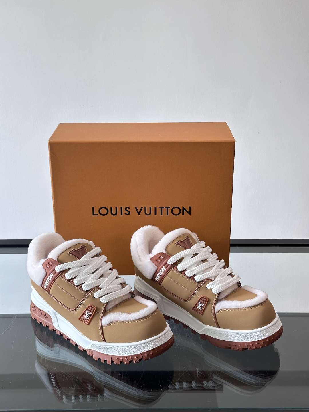 LV SKI 系列羊羔毛胖丁鞋SLV 2026 SKI滑雪系列Trainer Maxi，因圆润外形被昵称