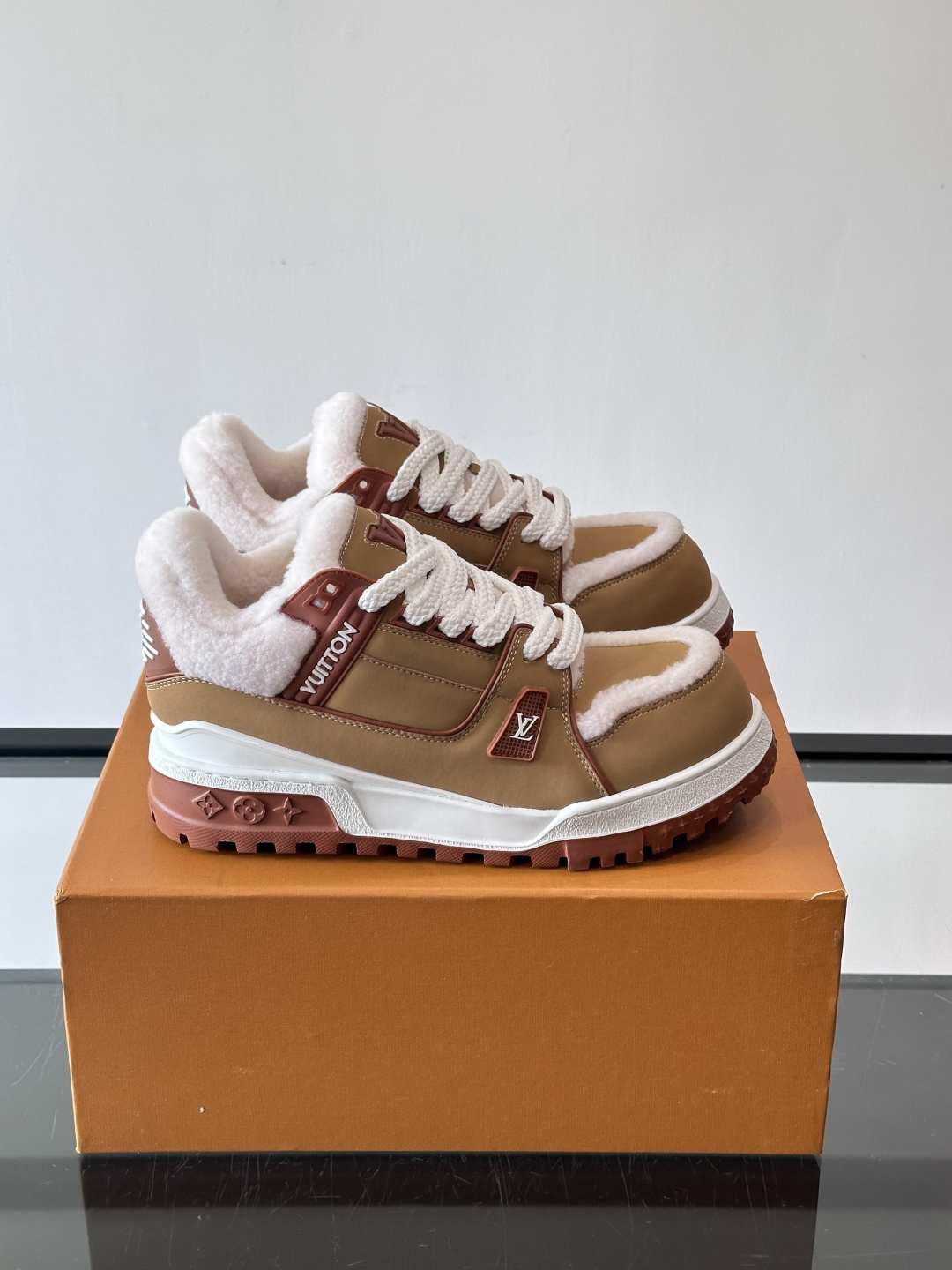 LV SKI 系列羊羔毛胖丁鞋SLV 2026 SKI滑雪系列Trainer Maxi，因圆润外形被昵称