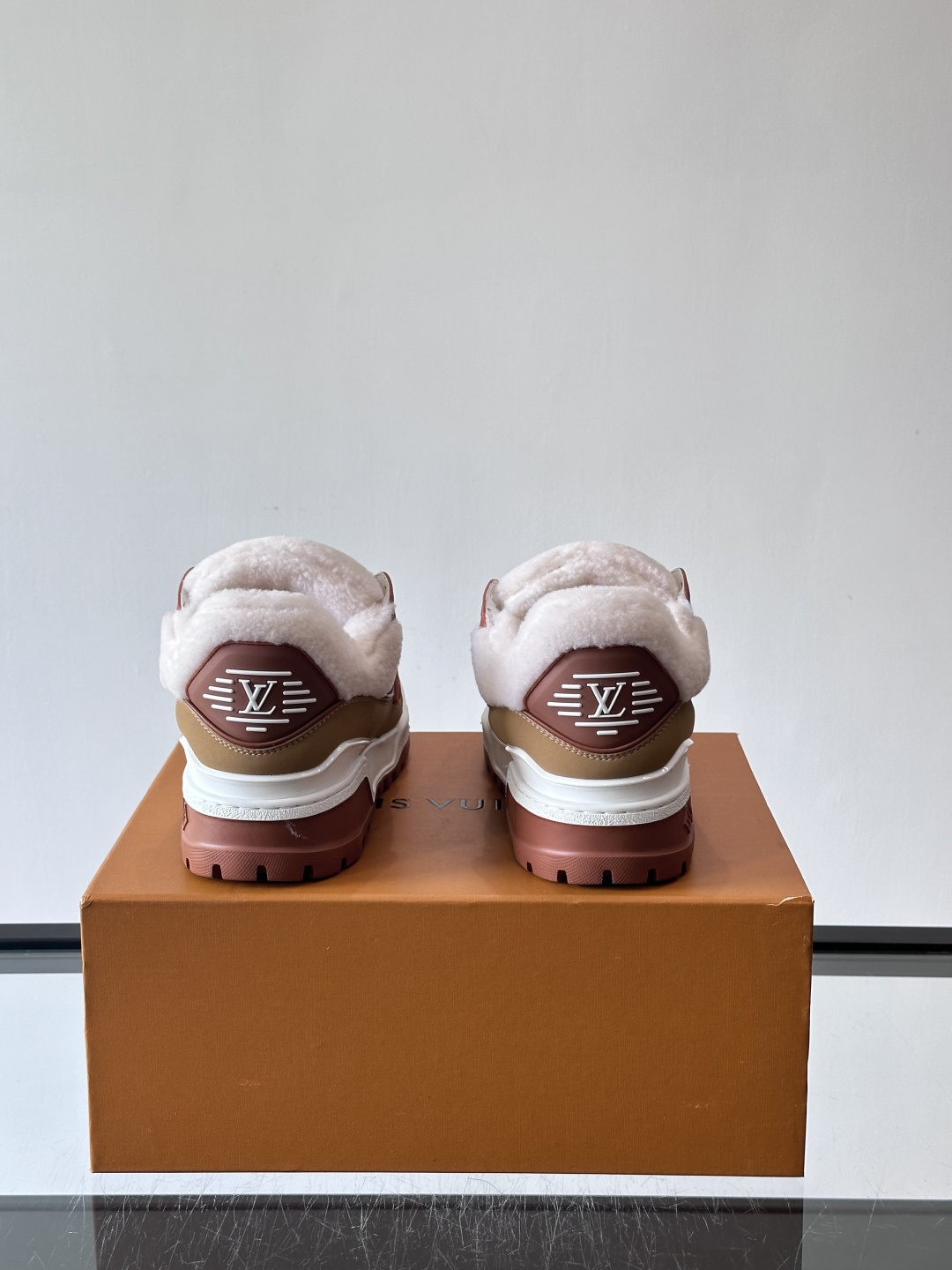 LV SKI 系列羊羔毛胖丁鞋SLV 2026 SKI滑雪系列Trainer Maxi，因圆润外形被昵称