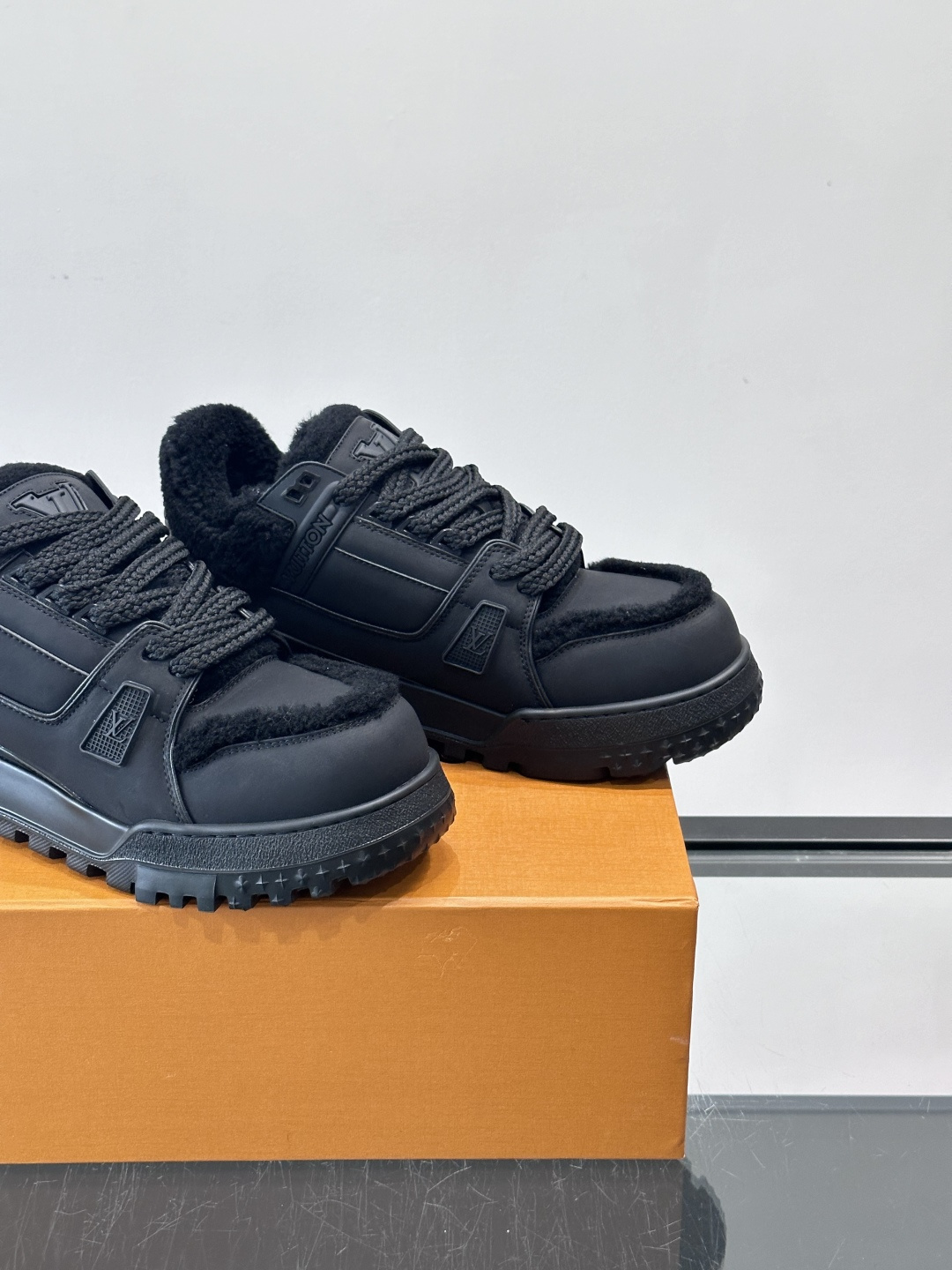 LV SKI 系列羊羔毛胖丁鞋SLV 2026 SKI滑雪系列Trainer Maxi，因圆润外形被昵称