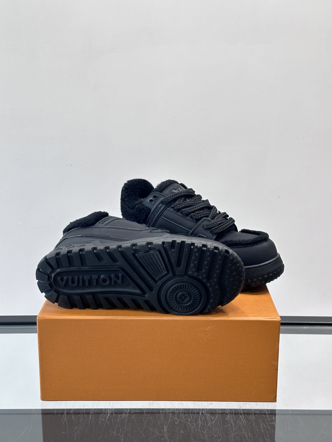 LV SKI 系列羊羔毛胖丁鞋SLV 2026 SKI滑雪系列Trainer Maxi，因圆润外形被昵称