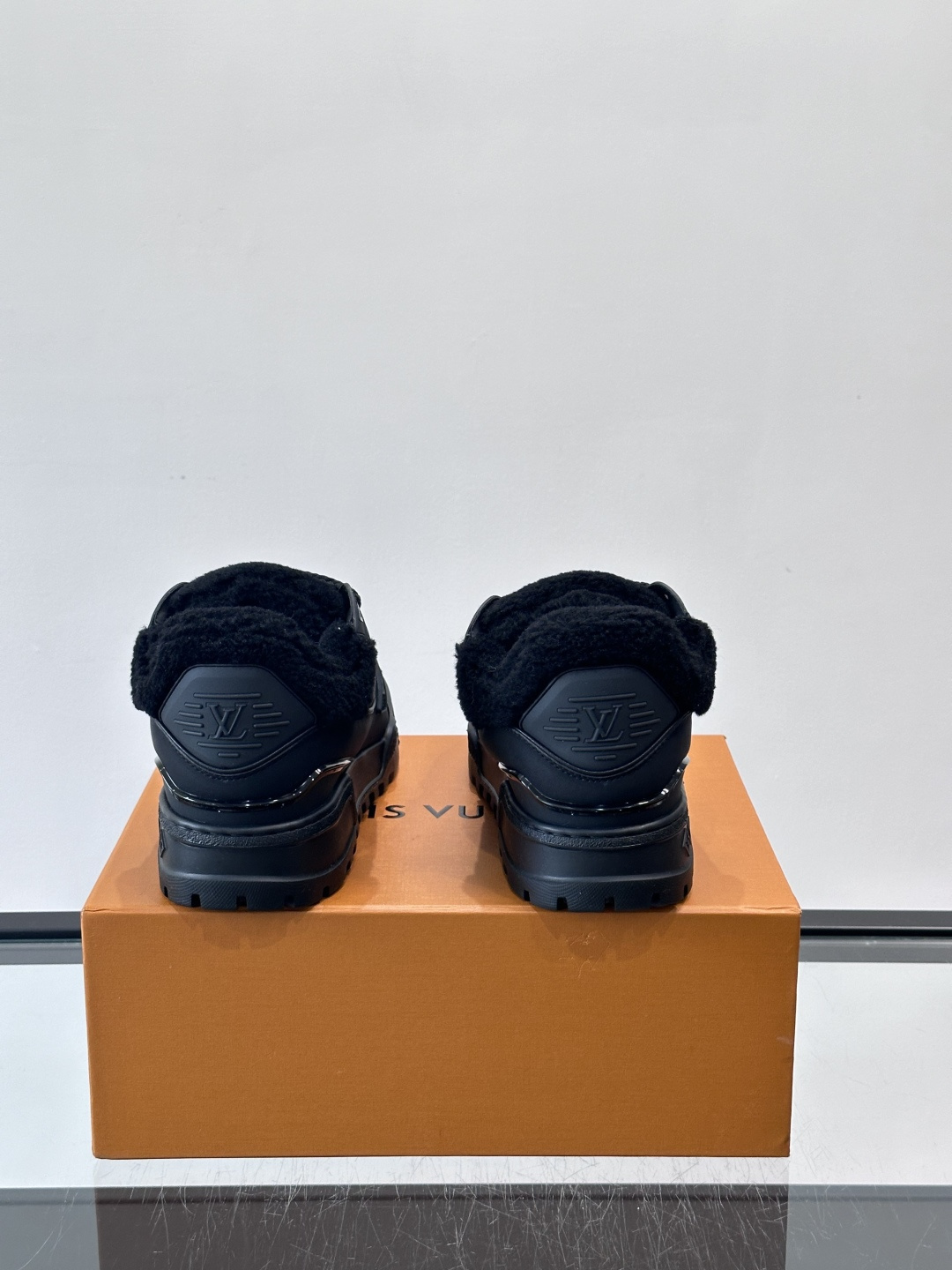 LV SKI 系列羊羔毛胖丁鞋SLV 2026 SKI滑雪系列Trainer Maxi，因圆润外形被昵称