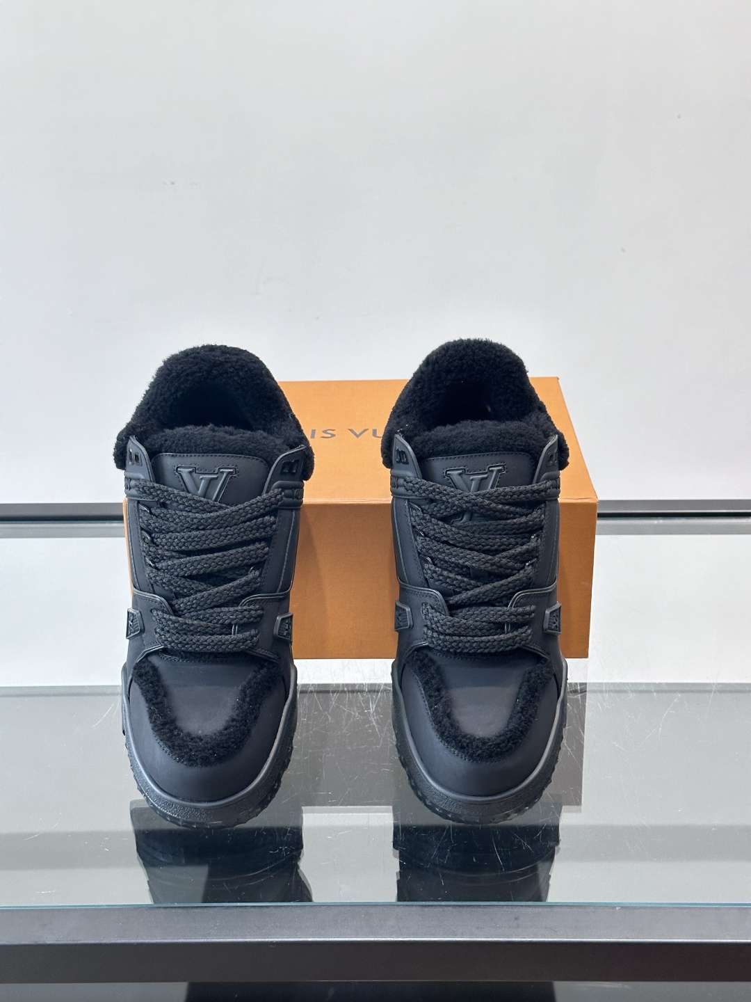 LV SKI 系列羊羔毛胖丁鞋SLV 2026 SKI滑雪系列Trainer Maxi，因圆润外形被昵称