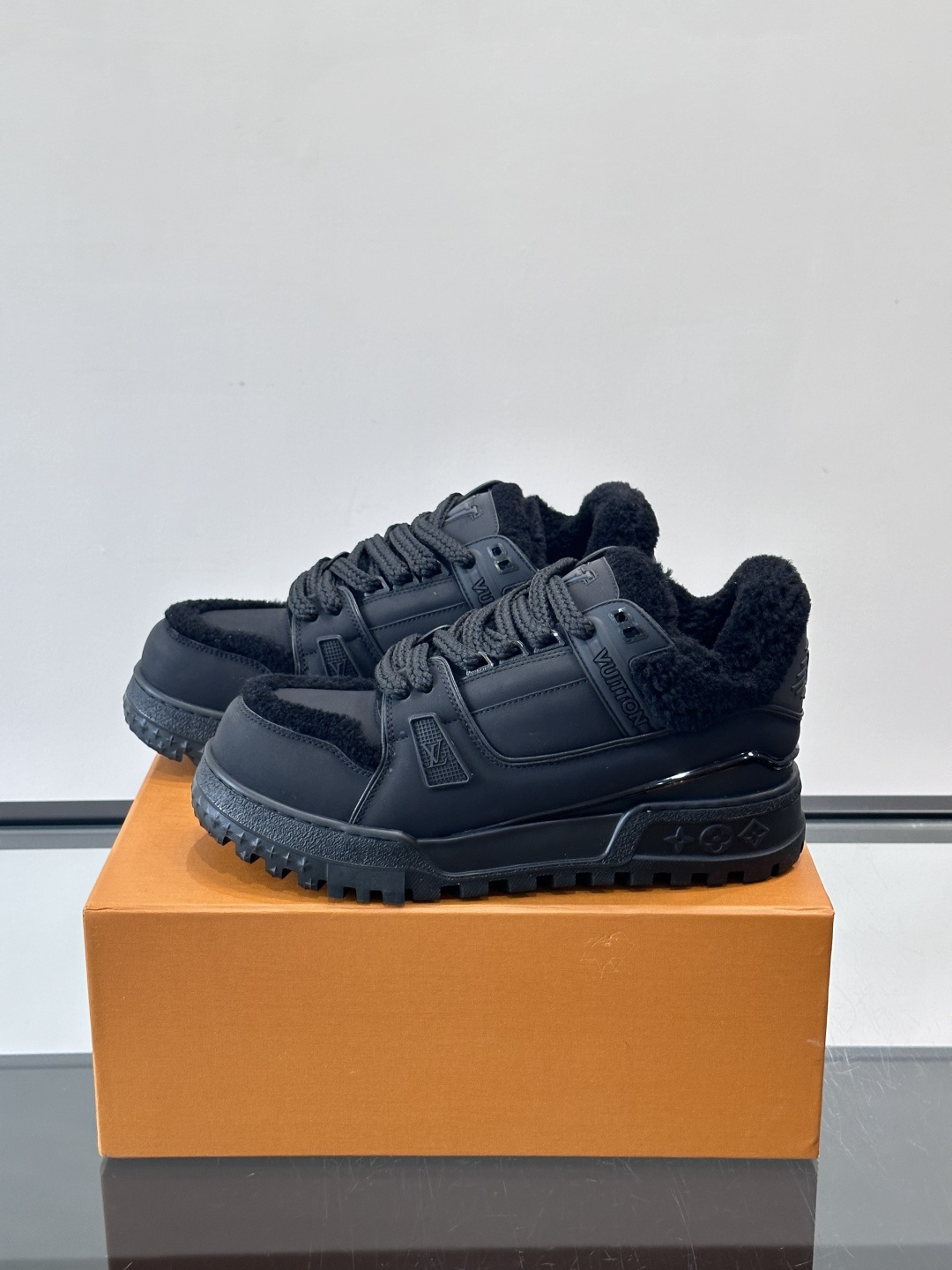 LV SKI 系列羊羔毛胖丁鞋SLV 2026 SKI滑雪系列Trainer Maxi，因圆润外形被昵称