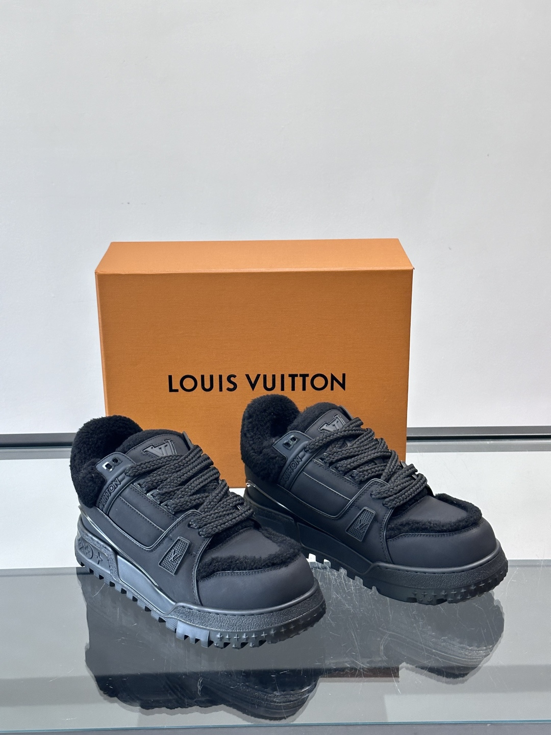 LV SKI 系列羊羔毛胖丁鞋SLV 2026 SKI滑雪系列Trainer Maxi，因圆润外形被昵称