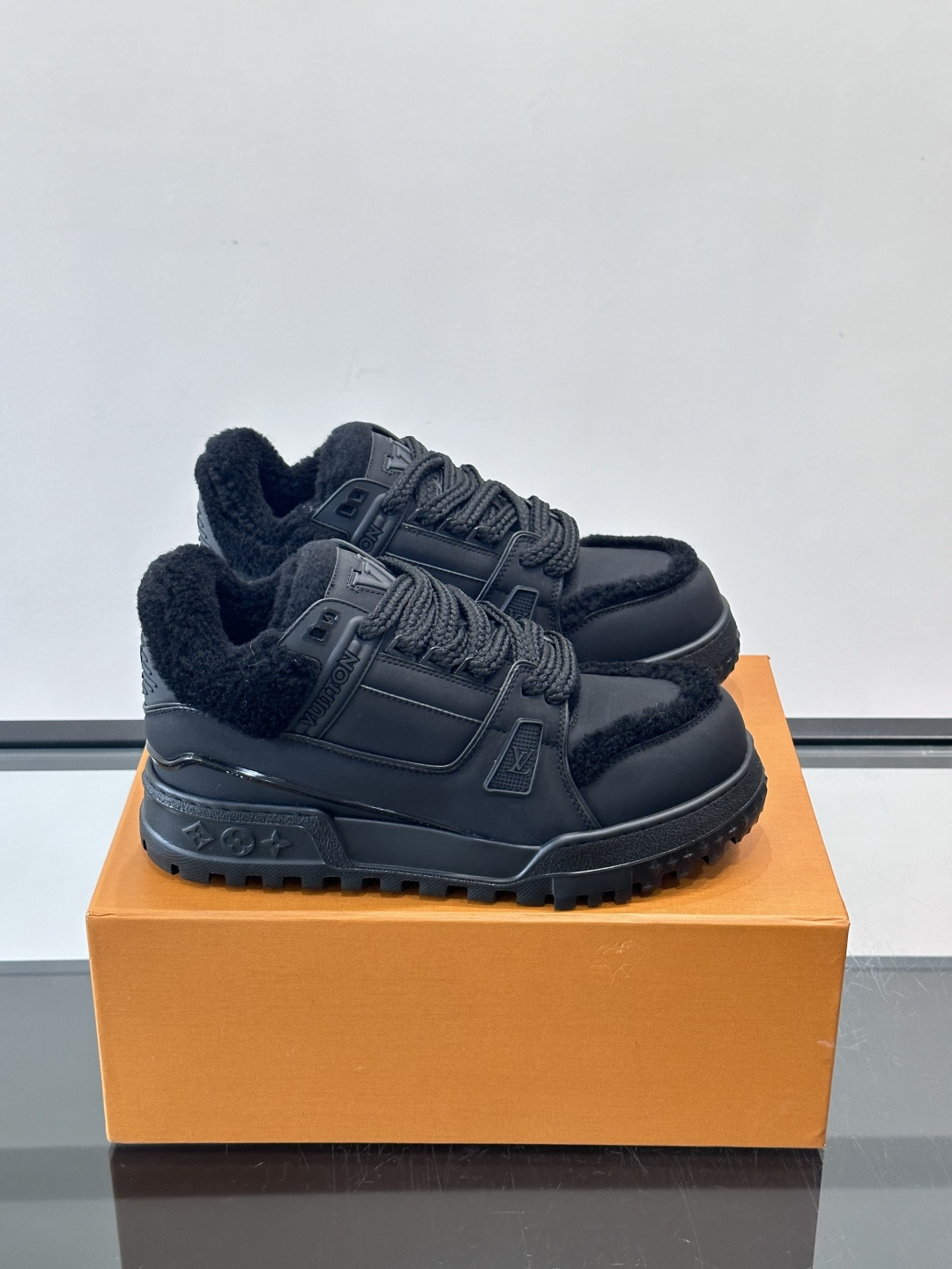 LV SKI 系列羊羔毛胖丁鞋SLV 2026 SKI滑雪系列Trainer Maxi，因圆润外形被昵称