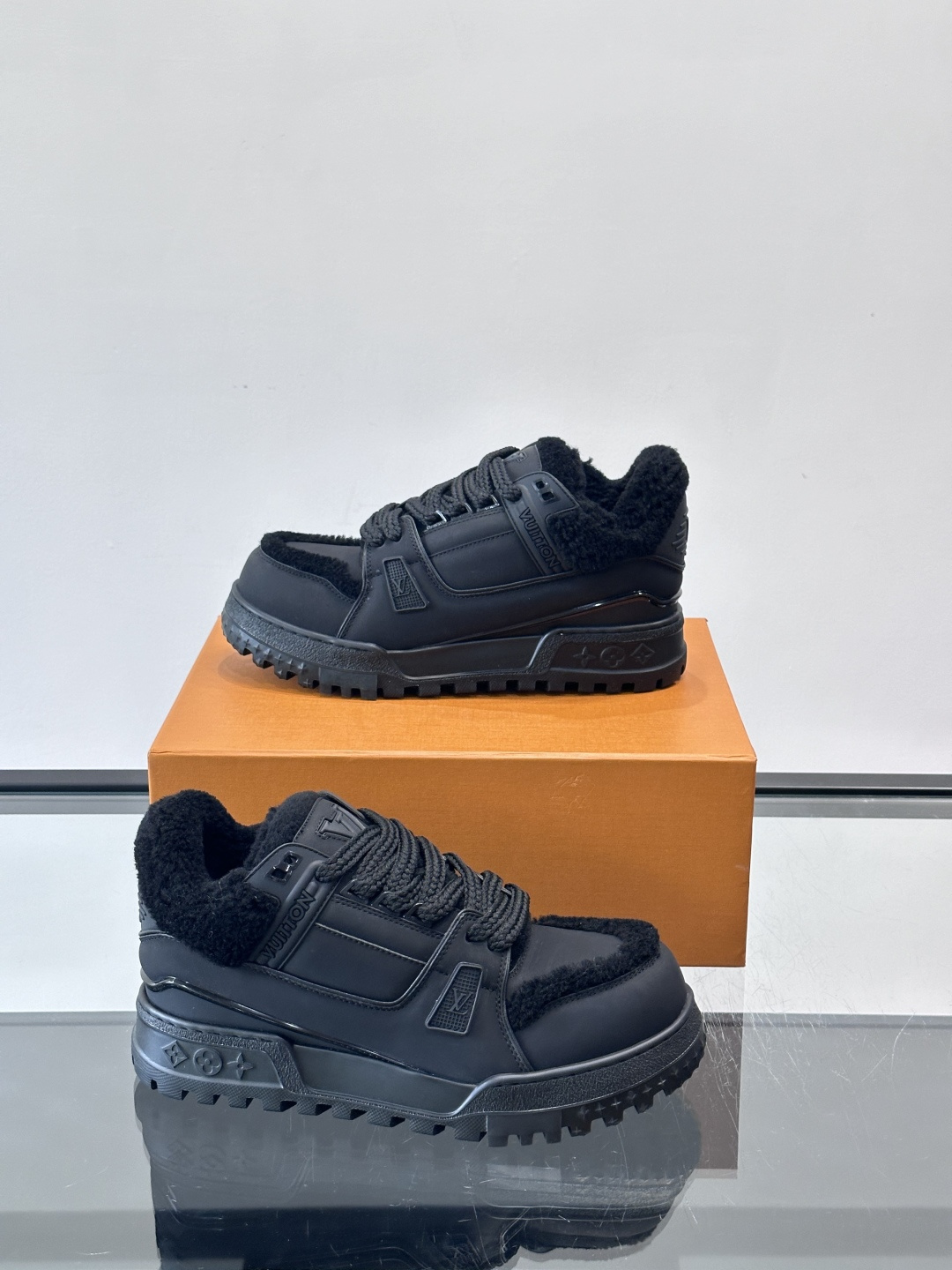 LV SKI 系列羊羔毛胖丁鞋SLV 2026 SKI滑雪系列Trainer Maxi，因圆润外形被昵称