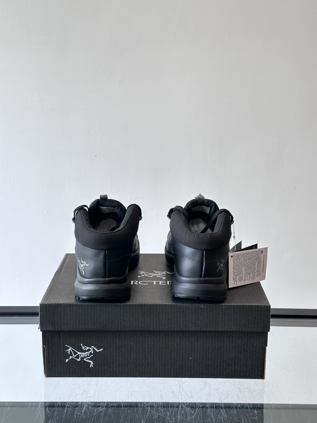 始祖鸟🐦Aerios FL中帮徒步鞋，采用GORE-TEX防水透气科技，全天候干爽舒适。鞋面为耐磨绒面皮