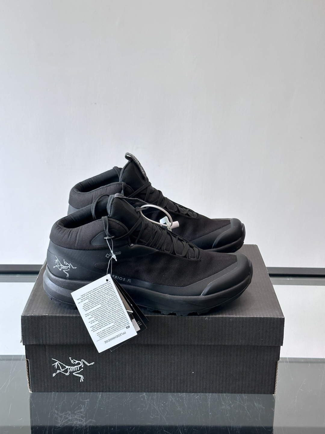 始祖鸟🐦Aerios FL中帮徒步鞋，采用GORE-TEX防水透气科技，全天候干爽舒适。鞋面为耐磨绒面皮