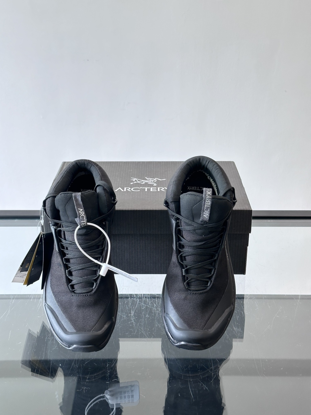 始祖鸟🐦Aerios FL中帮徒步鞋，采用GORE-TEX防水透气科技，全天候干爽舒适。鞋面为耐磨绒面皮