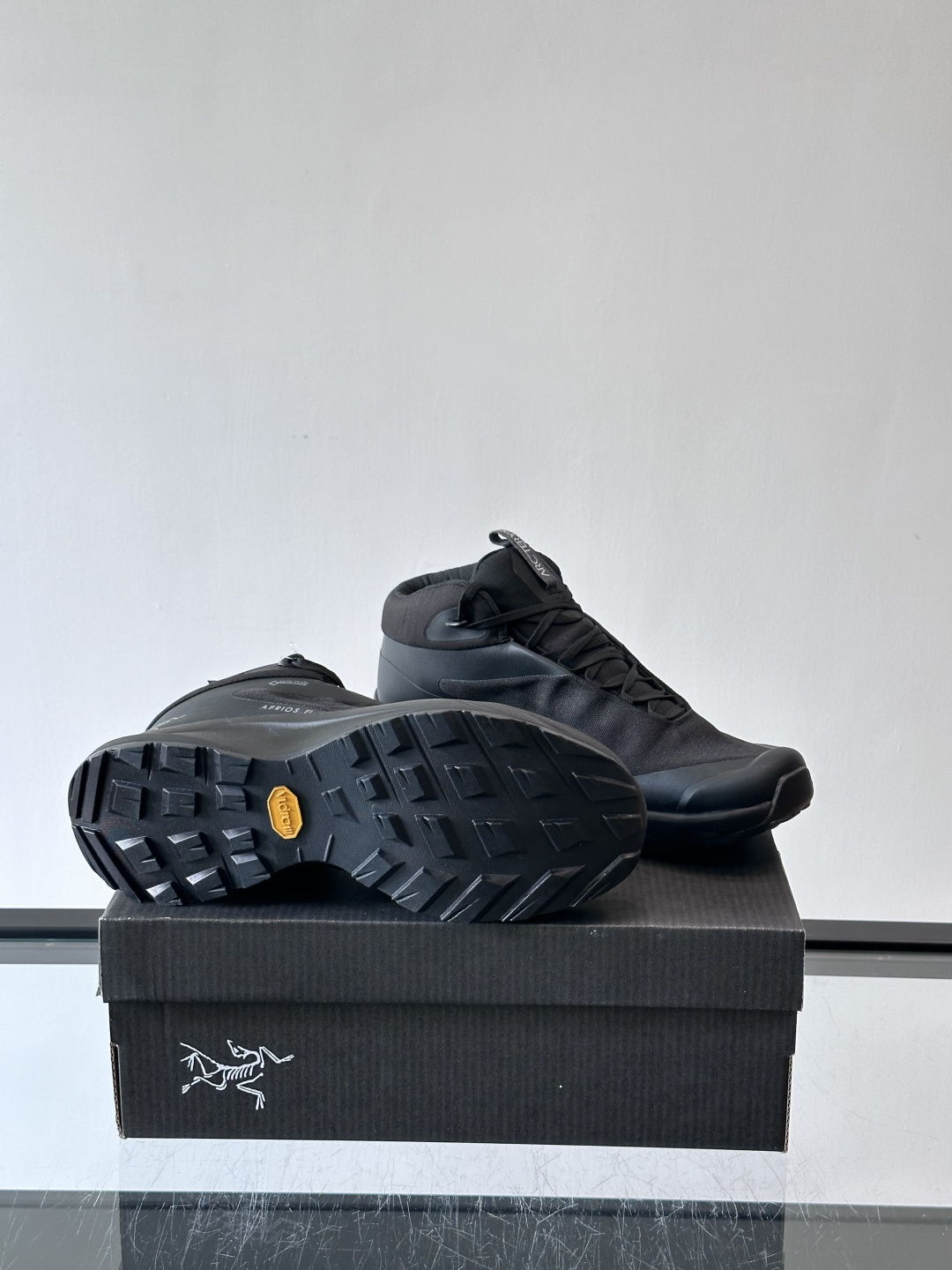 始祖鸟🐦Aerios FL中帮徒步鞋，采用GORE-TEX防水透气科技，全天候干爽舒适。鞋面为耐磨绒面皮