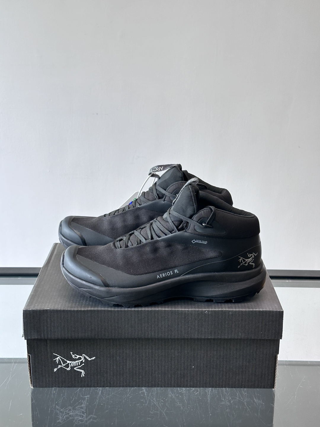 始祖鸟🐦Aerios FL中帮徒步鞋，采用GORE-TEX防水透气科技，全天候干爽舒适。鞋面为耐磨绒面皮