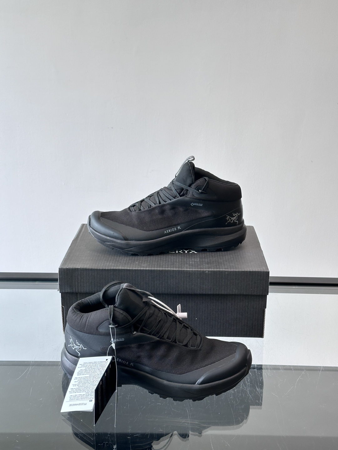 始祖鸟🐦Aerios FL中帮徒步鞋，采用GORE-TEX防水透气科技，全天候干爽舒适。鞋面为耐磨绒面皮