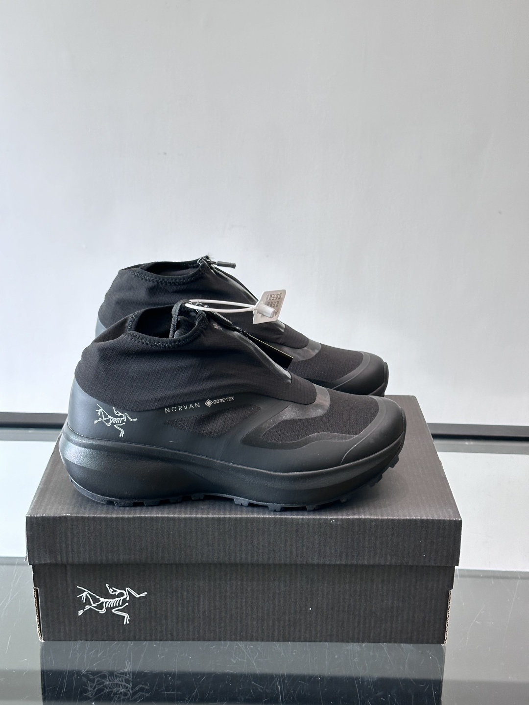 始祖鸟Norvan Nivalis GTX户外鞋，GORE-TEX防水袜套设计，防水又透气，雨雪天也能轻