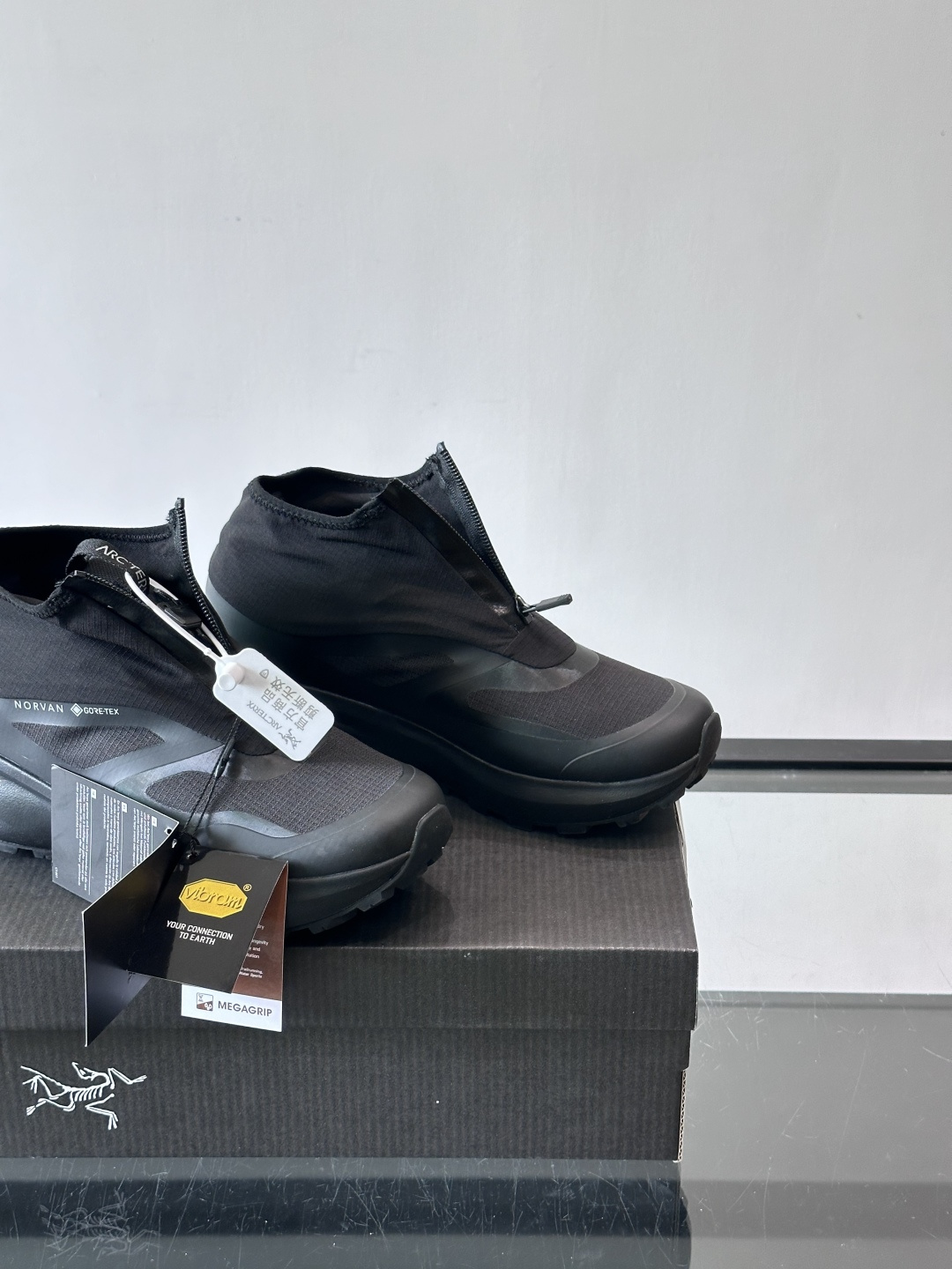 始祖鸟Norvan Nivalis GTX户外鞋，GORE-TEX防水袜套设计，防水又透气，雨雪天也能轻