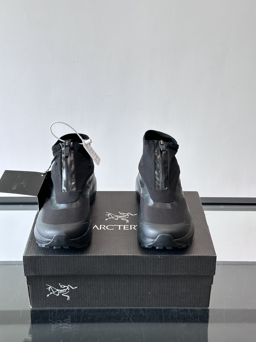 始祖鸟Norvan Nivalis GTX户外鞋，GORE-TEX防水袜套设计，防水又透气，雨雪天也能轻