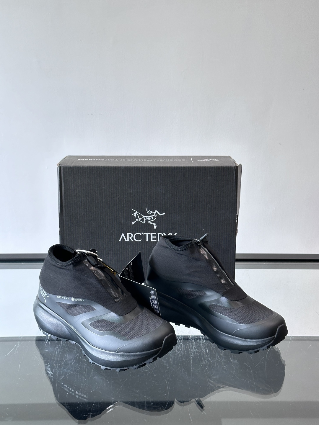 始祖鸟Norvan Nivalis GTX户外鞋，GORE-TEX防水袜套设计，防水又透气，雨雪天也能轻