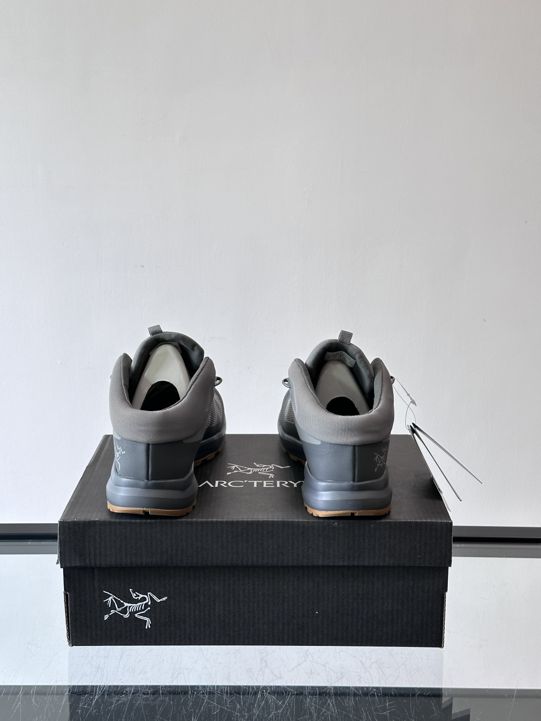 始祖鸟Aerios FL2 GTX中帮徒步鞋，专为技术路线长途徒步设计。鞋面采用100%再生涤纶+GOR