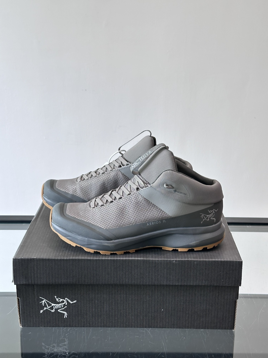 始祖鸟Aerios FL2 GTX中帮徒步鞋，专为技术路线长途徒步设计。鞋面采用100%再生涤纶+GOR