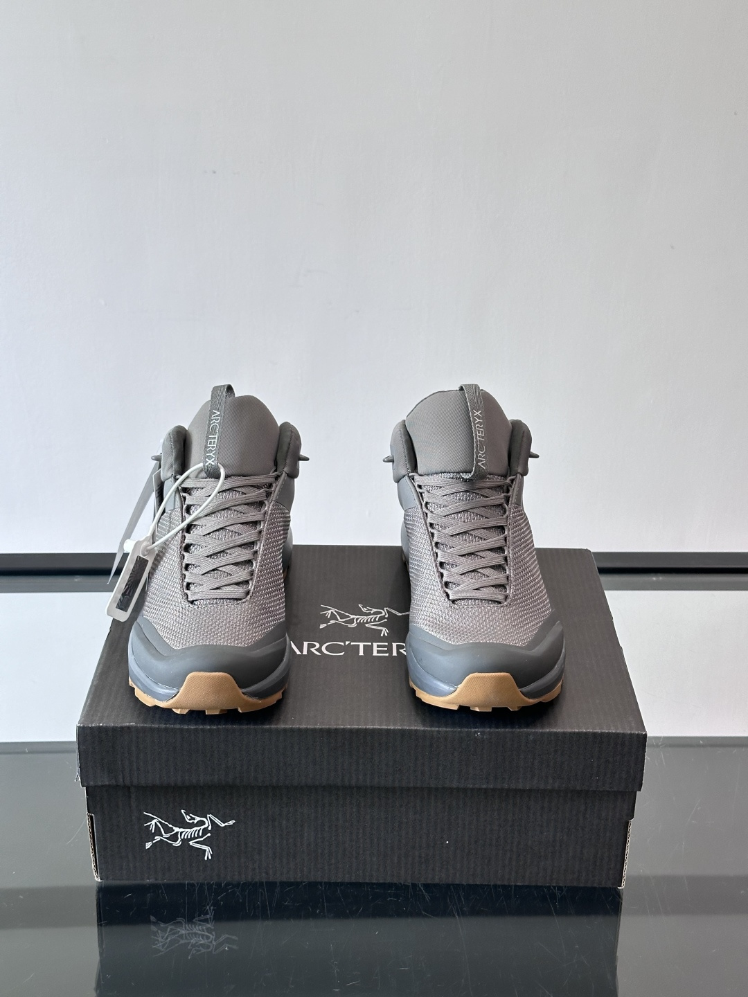 始祖鸟Aerios FL2 GTX中帮徒步鞋，专为技术路线长途徒步设计。鞋面采用100%再生涤纶+GOR