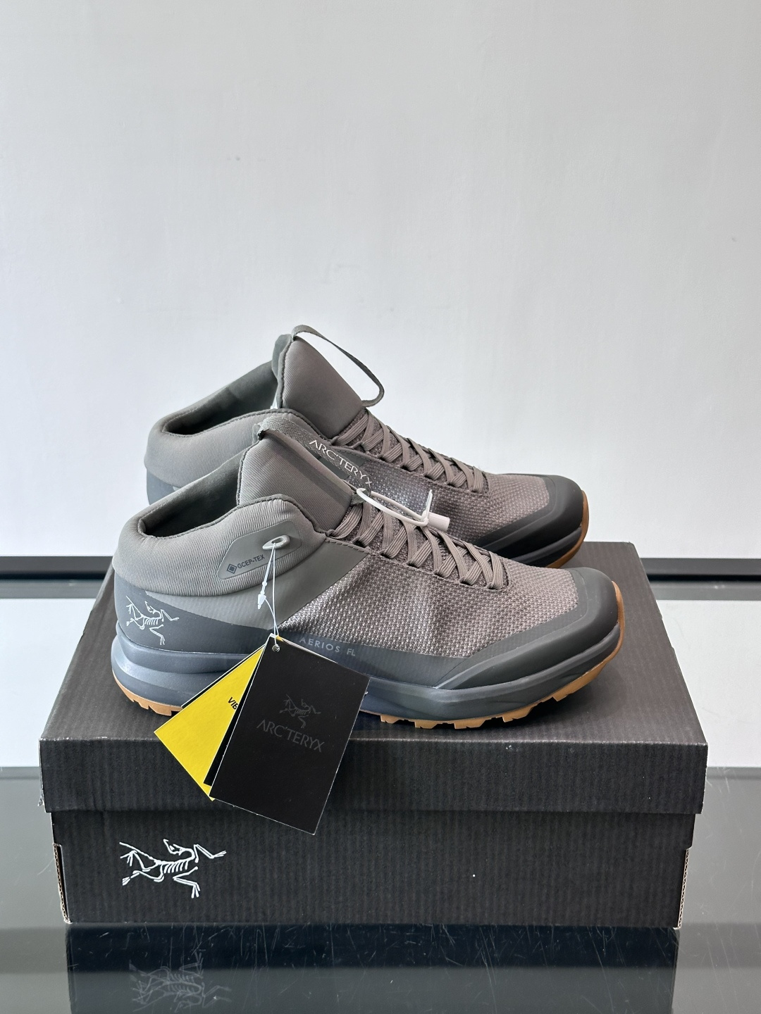 始祖鸟Aerios FL2 GTX中帮徒步鞋，专为技术路线长途徒步设计。鞋面采用100%再生涤纶+GOR