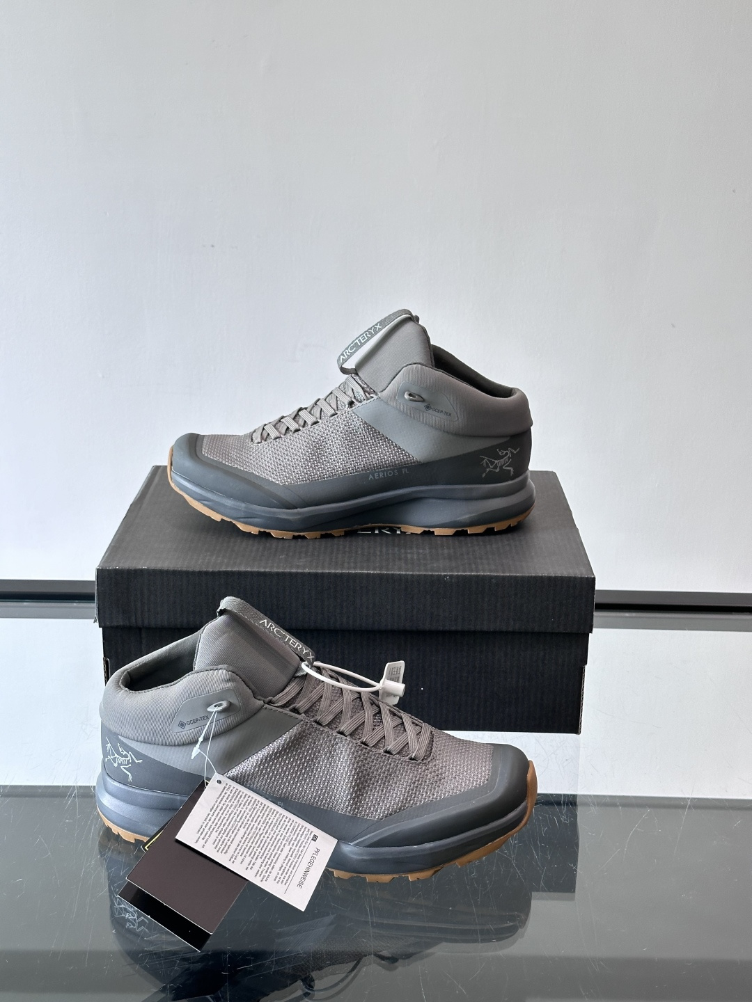 始祖鸟Aerios FL2 GTX中帮徒步鞋，专为技术路线长途徒步设计。鞋面采用100%再生涤纶+GOR