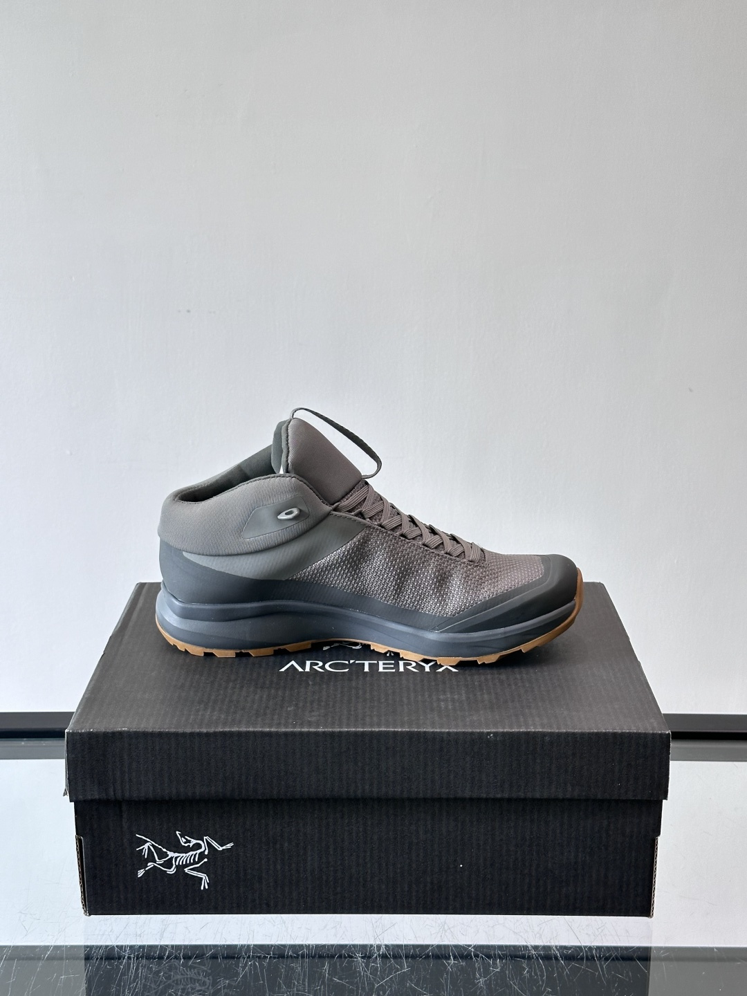 始祖鸟Aerios FL2 GTX中帮徒步鞋，专为技术路线长途徒步设计。鞋面采用100%再生涤纶+GOR