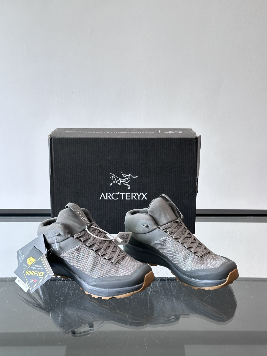 始祖鸟Aerios FL2 GTX中帮徒步鞋，专为技术路线长途徒步设计。鞋面采用100%再生涤纶+GOR