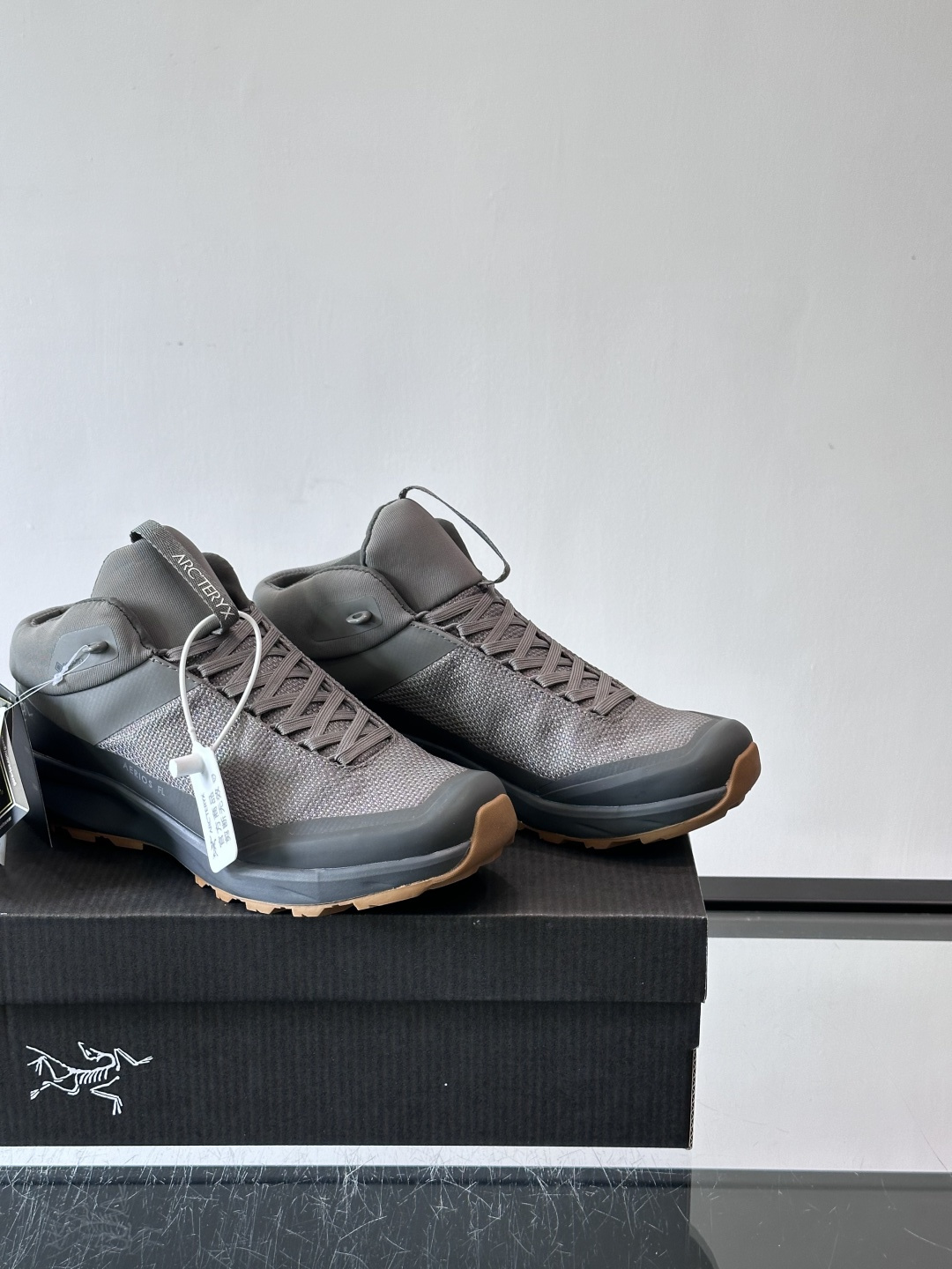 始祖鸟Aerios FL2 GTX中帮徒步鞋，专为技术路线长途徒步设计。鞋面采用100%再生涤纶+GOR