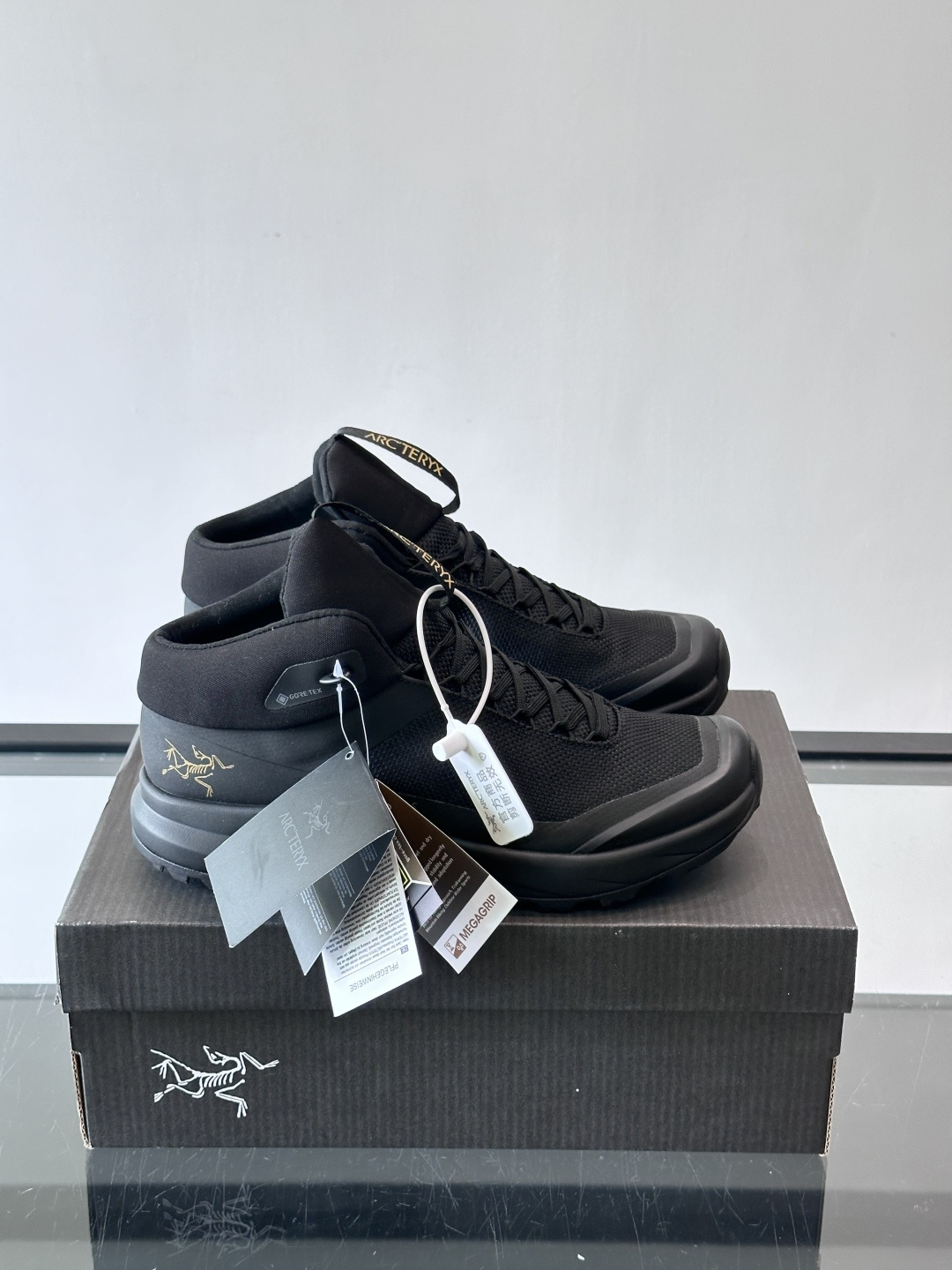 始祖鸟Aerios GTX徒步鞋，GORE-TEX防水透气科技，轻量网布+合成材料拼接，防水又透气！Vi