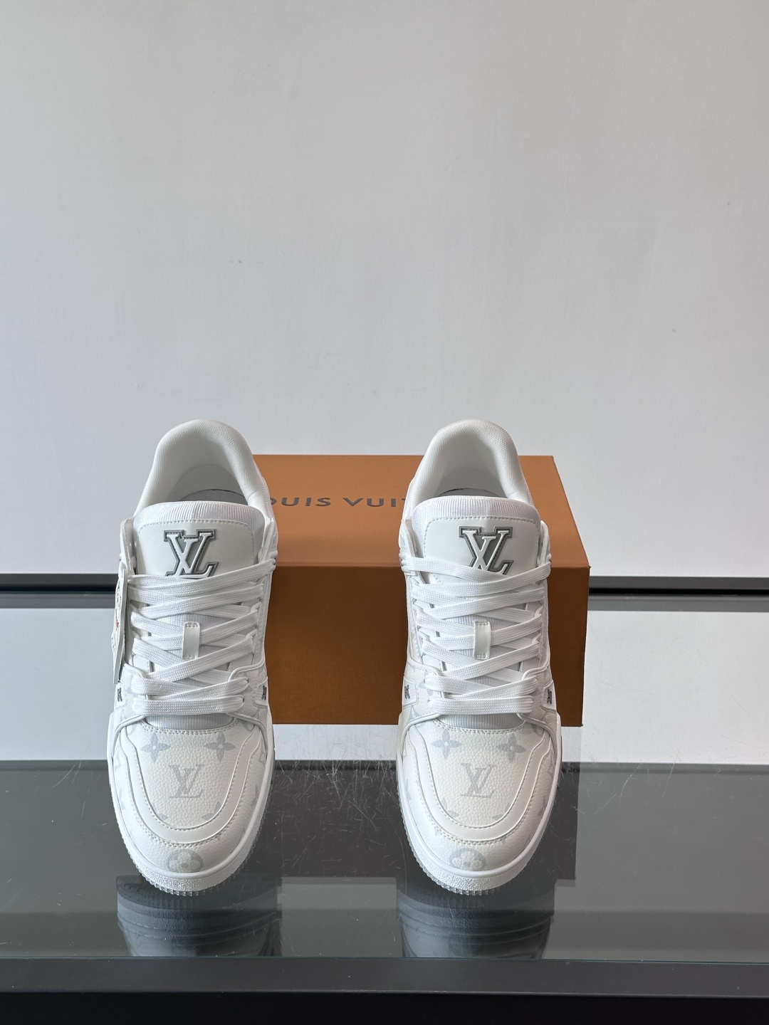 LV首尔限定金多犬Trainer运动鞋，灵感来自古着篮球鞋，荔枝纹牛皮+丹宁布拼接，经典Monogram