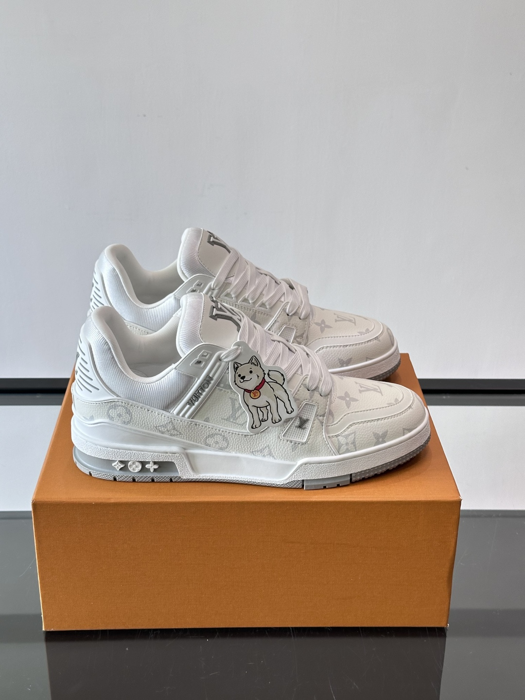 LV首尔限定金多犬Trainer运动鞋，灵感来自古着篮球鞋，荔枝纹牛皮+丹宁布拼接，经典Monogram