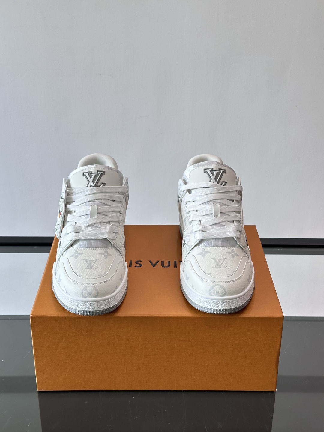 LV首尔限定金多犬Trainer运动鞋，灵感来自古着篮球鞋，荔枝纹牛皮+丹宁布拼接，经典Monogram