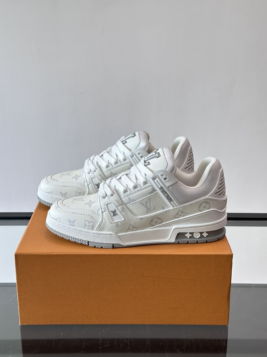 LV首尔限定金多犬Trainer运动鞋，灵感来自古着篮球鞋，荔枝纹牛皮+丹宁布拼接，经典Monogram