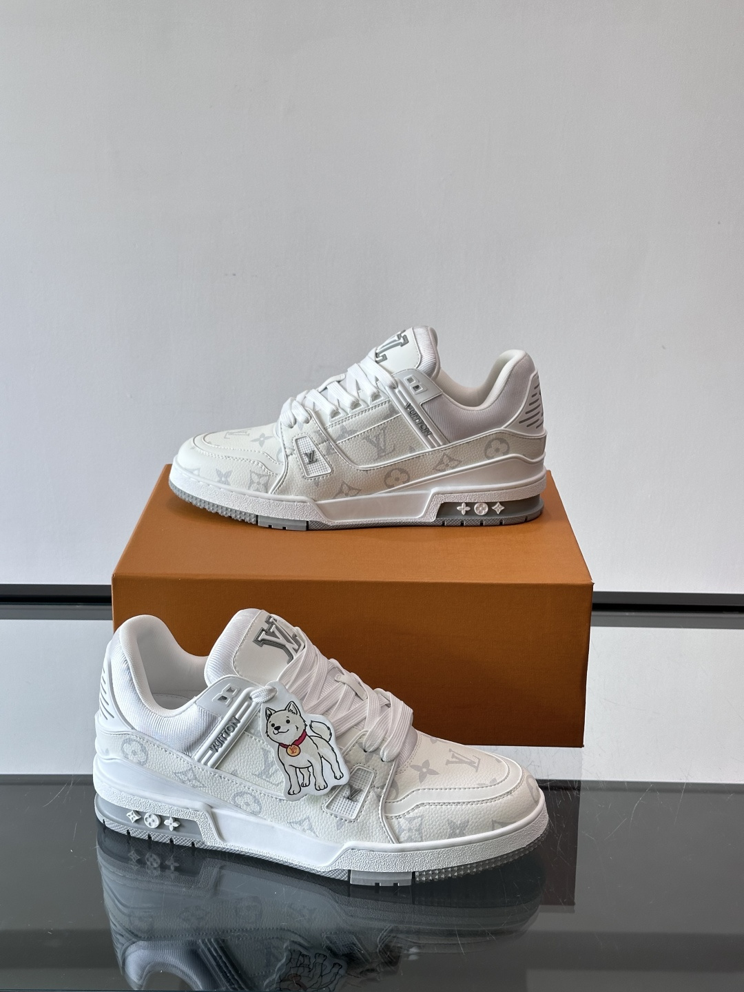 LV首尔限定金多犬Trainer运动鞋，灵感来自古着篮球鞋，荔枝纹牛皮+丹宁布拼接，经典Monogram